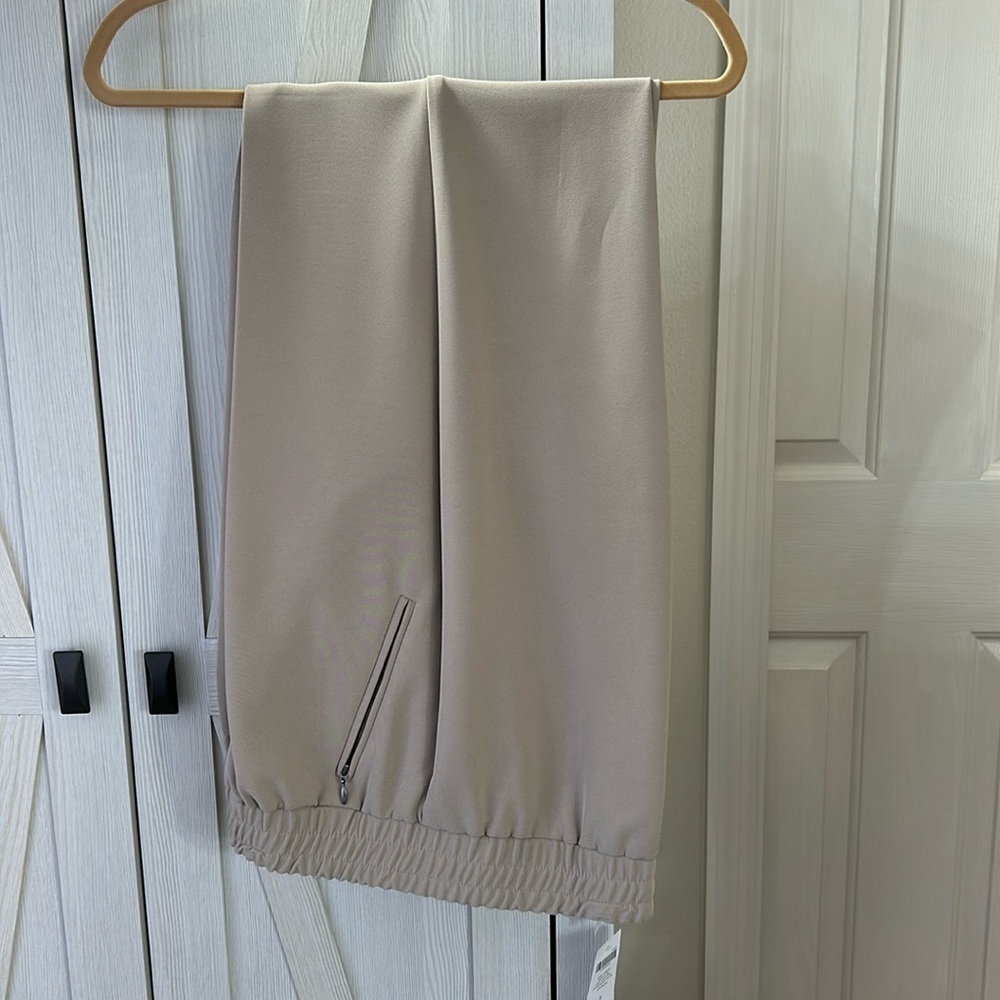 Chicos NWT Taupe Elastic Waist Zipper Pocket Easy Drape Pant Sz 2
